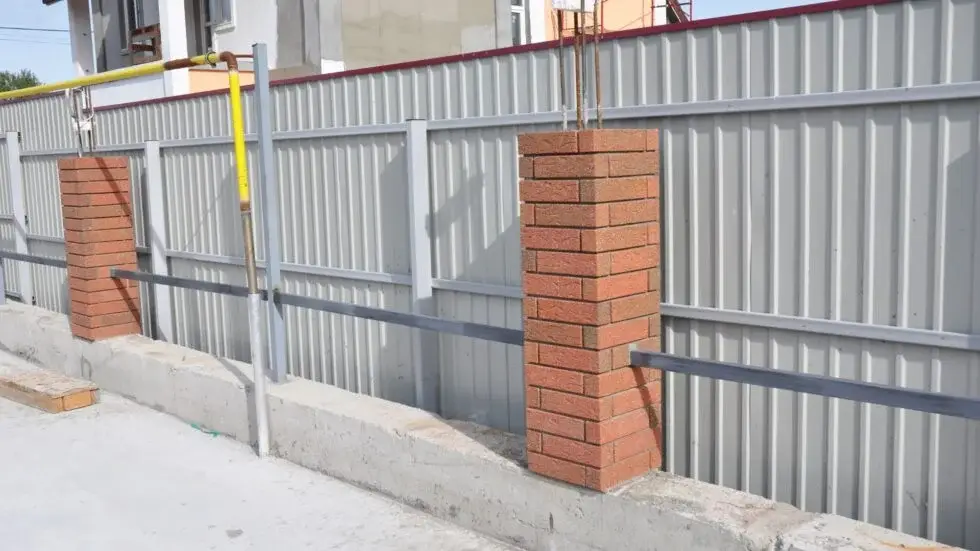 Comparing Different Fencing Materials Wood Vinyl and Metal